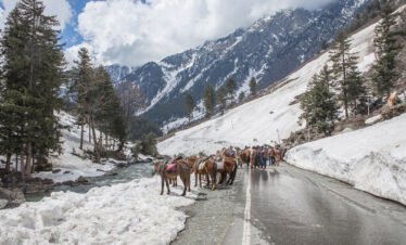 snow in kashmir